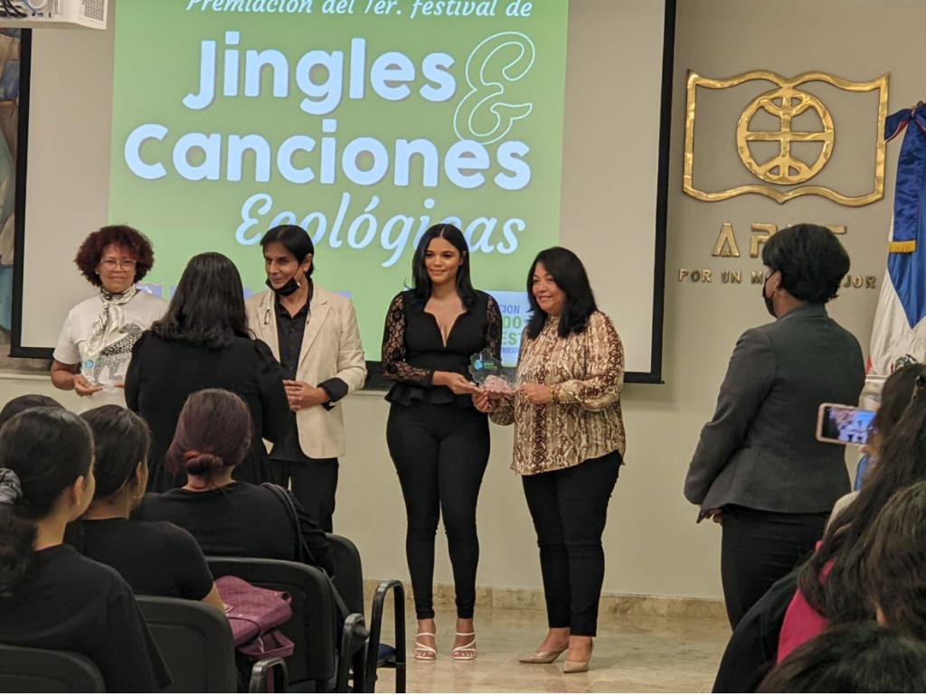 Entrega de placas de reconocimientos a los organizadores del festival Jingles y Canciones Ecológicas.